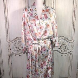 Soho Apparel Silky Floral on Cream Ground Kimono Robe with Self Belt Size 1XL